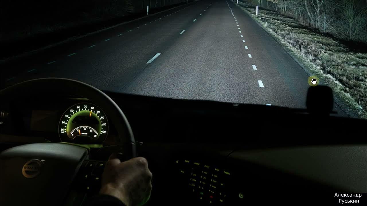 Кипит на скорости. Машина ночью на дороге. За рулем ночью. Ночь дорога за рулем. Вид из машины.