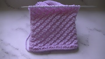 Вяжем узор с вытянутыми петлями спицами.