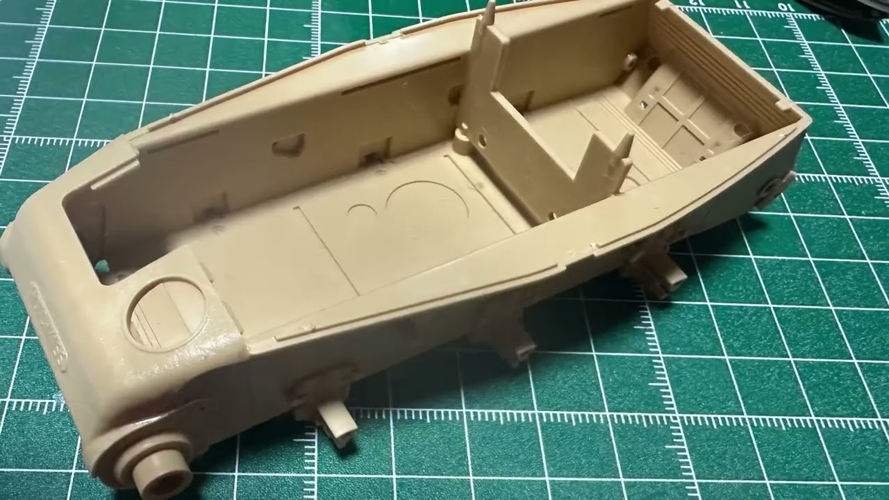 タミヤ1/35MM No.389 フランス軽戦車 H39を作ってみた その1 - YouTube