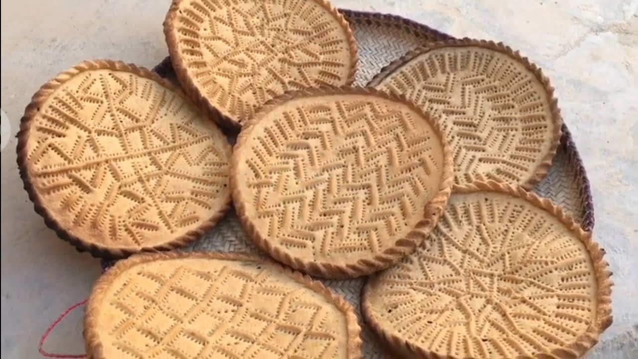 الكعك الحضرمي على أصوله في التنور وعلى الحطب