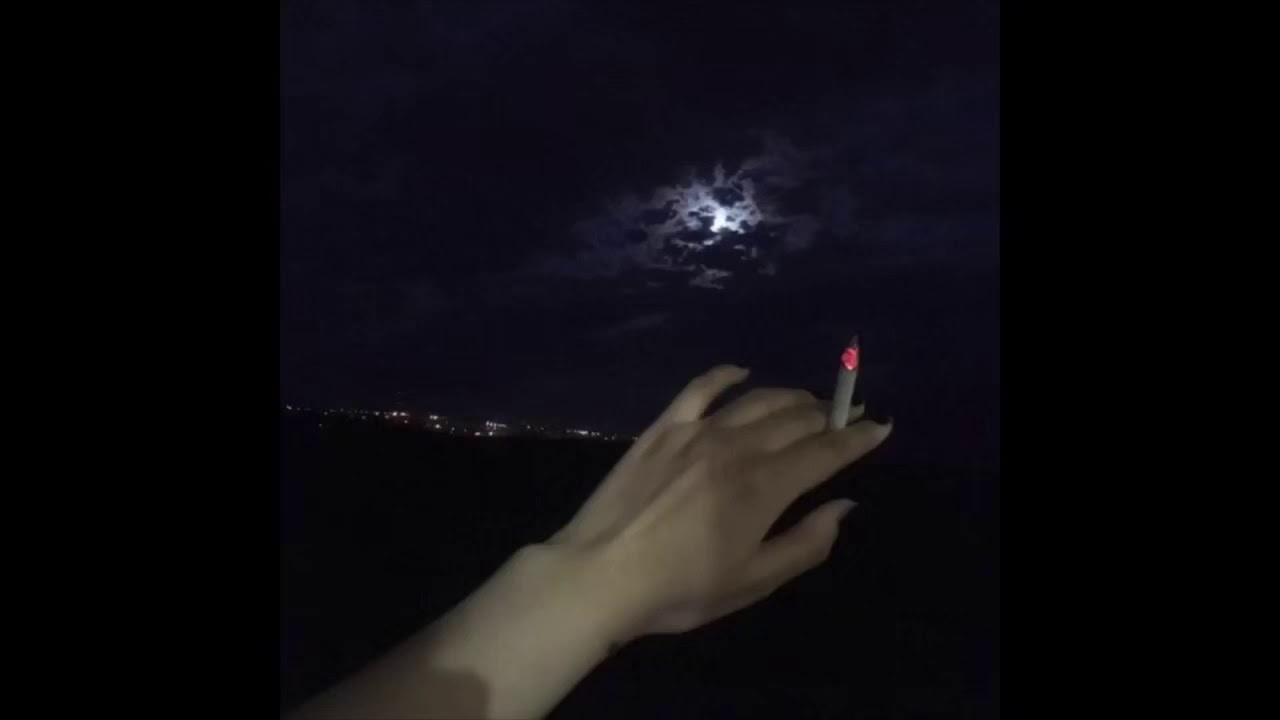 Песня ночь сигарета. Сигарета в руке девушки ночью. Сигарета в руках на фоне неба. Курит в темноте под луной. Ночь сигарета замерзшие пальцы Звёздное небо молчащая рация.