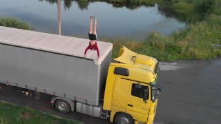 Встретил Мерс который хотел Купить Автостопщик Залез на Крышу