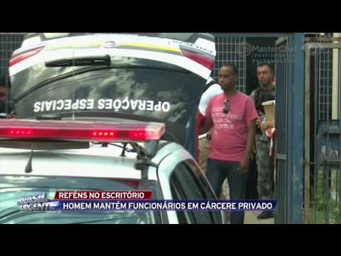 Homem mantém funcionários