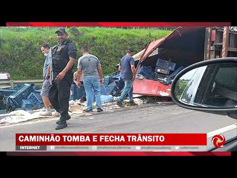 Carreta tomba na