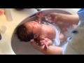 赤ん坊沐浴中 bathe a baby