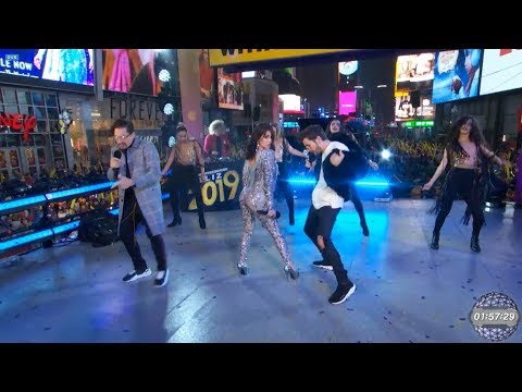 Mi Mala (Remix) - Lali in Times Square feat. Mau y Ricky (HD)