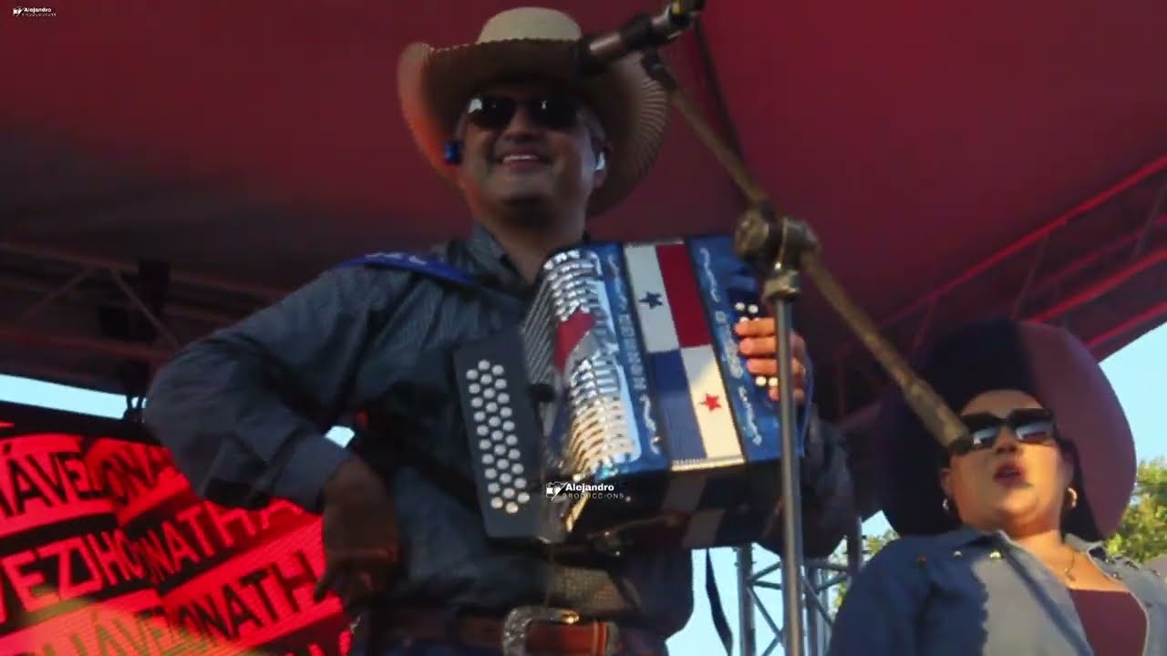 FINGIENDO SER FELIZ EN VIVO JHONATAN CHÁVEZ Y LOS TRIUNFADORES  CABALGATA DAVID CHIRIQUÍ 19 DE MARZO