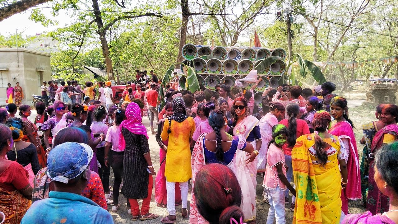 কাল 😎বনমা সাউন্ড দোলযাত্রা উপলক্ষে কুরকবা গ্রামের মেয়েদের নাচিয়ে রোড শো করছে || bonoma sound video