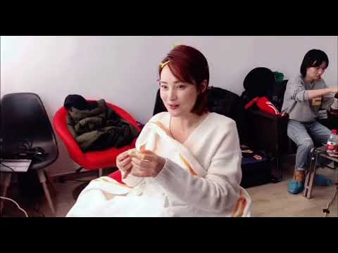 蒋勤勤一边吃饭一边做造型 #Shorts