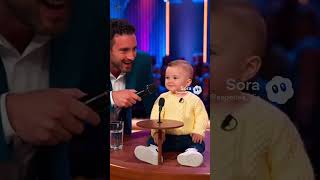 Ce bébé en pull jaune a un regard qui dit TOUT 👀😂