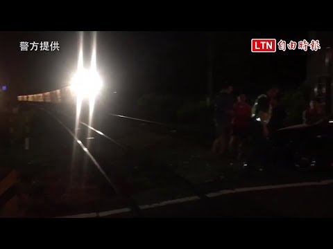 轎車深夜卡鐵軌 警機智馳援化險為夷(警方提供)