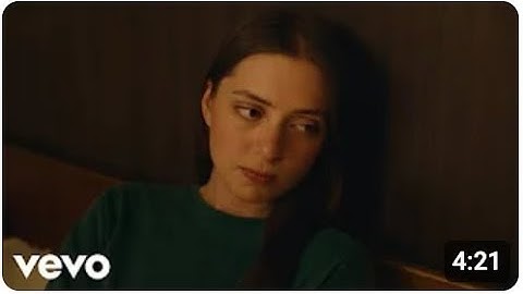 Lizzy McAlpine - Pushing It Down and Praying (Official Video) [REVIEW]