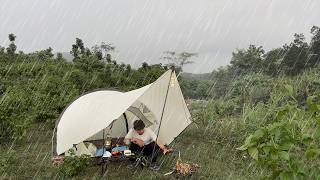 Solo Camping Di Hutan Saat Hujan Lebat! • Hujan Berkemah, Banjir, Api Unggun