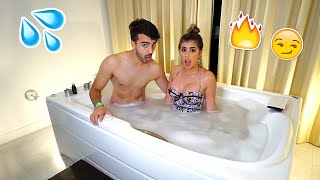 NUESTRA PRIMERA VEZ BAÑANDONOS JUNTOS 🙈💦 - YouTube