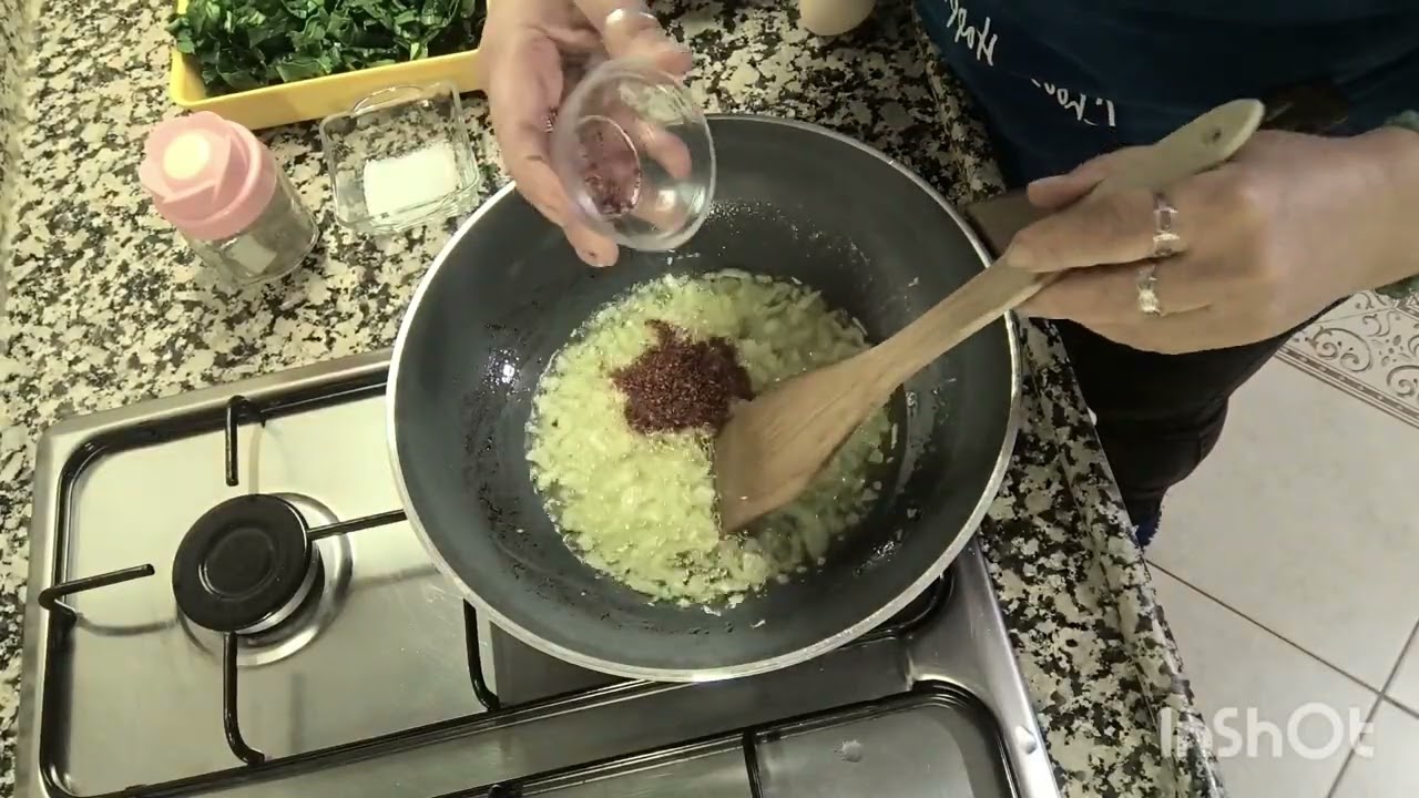 Ege yemekleri ;Kolay pratik zeytinyağlı yumurtalı Ispanak.