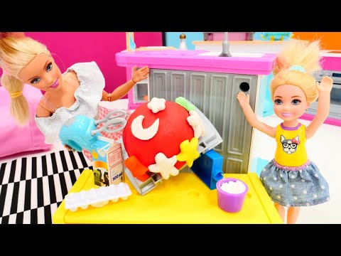 23 Nisan videosu! Barbie ve Chelsea bayram için pasta yapıyor. Hamur oyunları