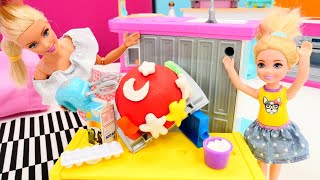23 Nisan videosu! Barbie ve Chelsea bayram için pasta yapıyor. Hamur oyunları