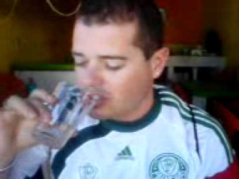Dramático: Théo toma sua primeira lapada de cana!