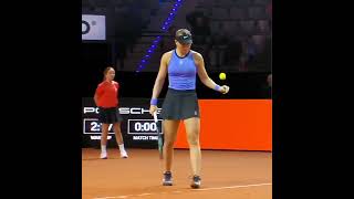 Paula Badosa Practica. Previas. R1. Stuttgart Open series 2026. Marija Cicak juez de silla