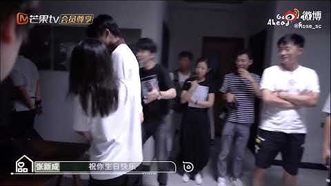 Hậu trường ngọt ngào từng ánh mắt của Đàm Tùng Vận & Tống Uy Long