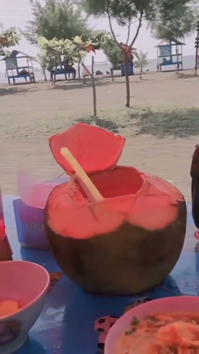 minum es kelapa muda, santai di pantai #shorts