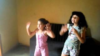 Bia E Geovana , Cantando A Musica Das Chiquias