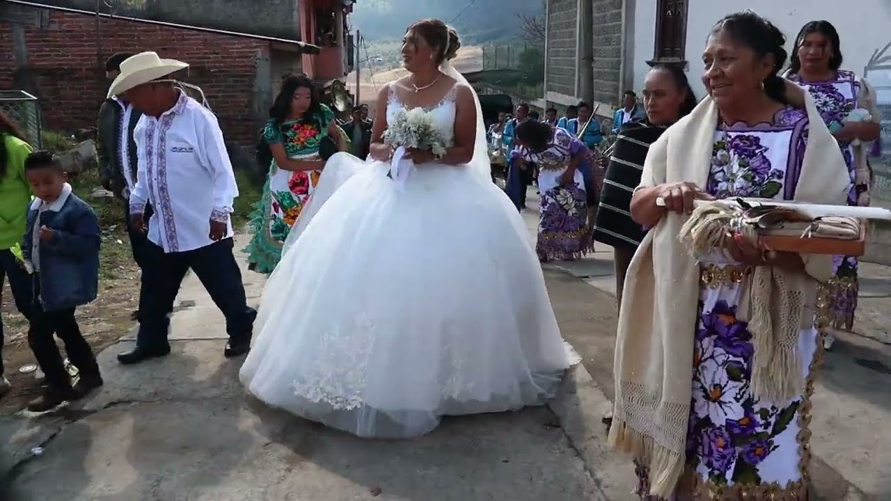 Boda de Martín Agustín y Dulce Bravo en Tanaco Michoacán - 2 de 7