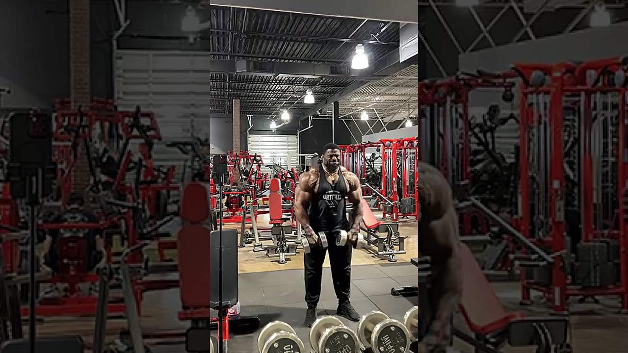 Эндрю накачал дельтовидные мышцы в 3D-формате и готовится к титулу Мистер Олимпия... #Бодибилдинг...