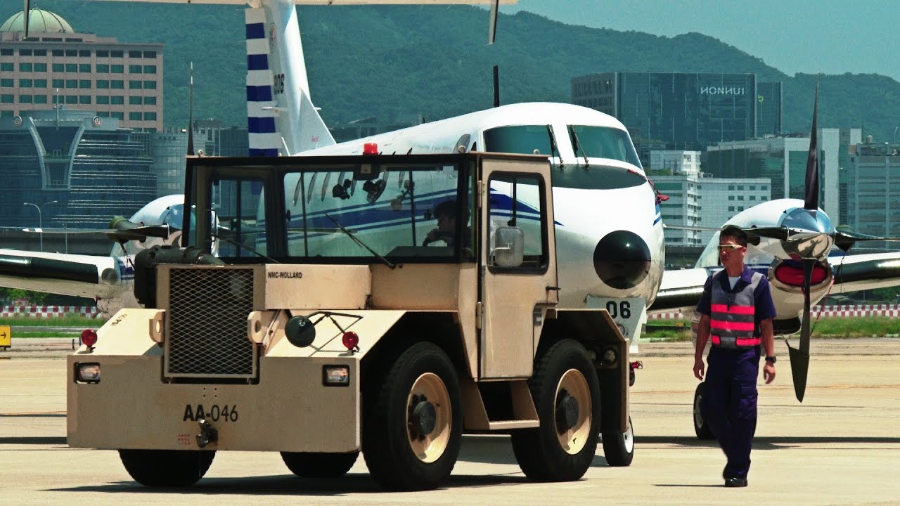 軍情站 軍機進出門得靠它地勤拖車難度堪比聯結車 Youtube