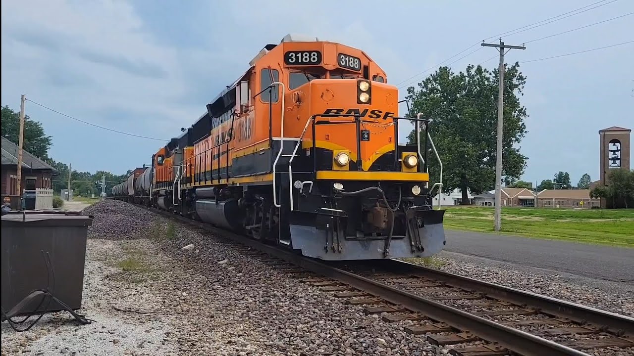 BNSF local dropping the signal and setting off cars in Jacksonville, IL