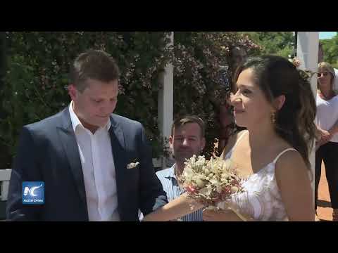 Parejas de Buenos Aires celebran San Valentín con enlaces matrimoniales en Jardín de Rosas