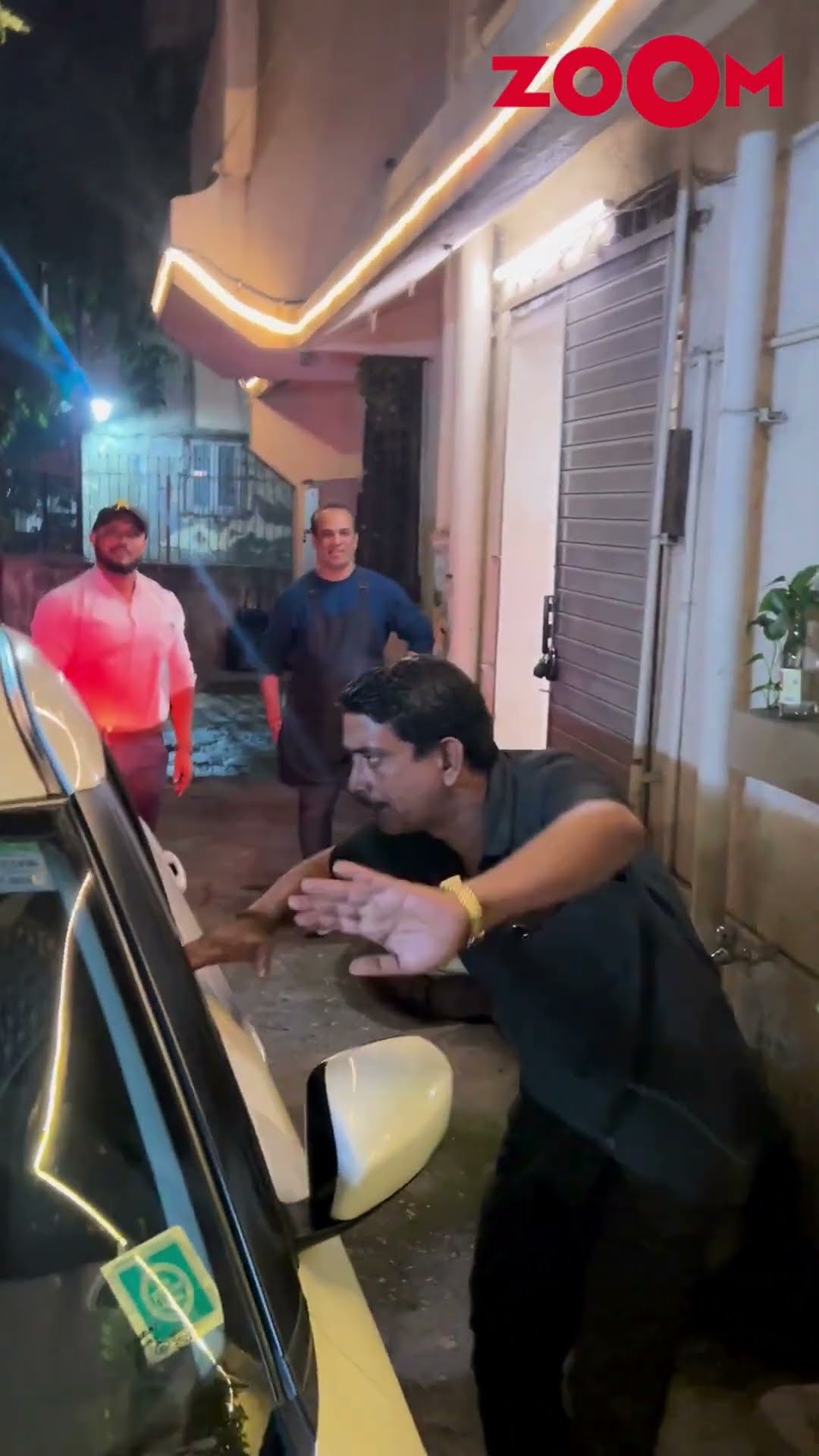 Shraddha Kapoor CUTELY GREETS the paps as spotted outside a salon #shraddhakapoor #shorts