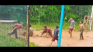 vidio seru saat hujan bermain bola