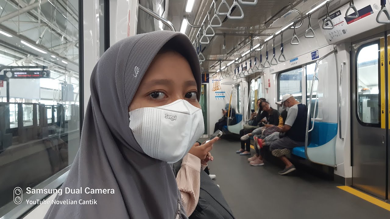 Pertama Kali Novelian Naik Kereta MRT