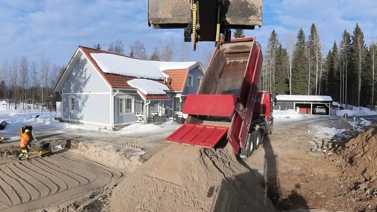 hiekkatäyttöä. sand filling. volvo ewr150E + engcon + trimble