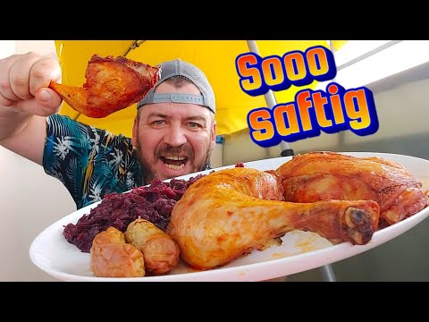 Saftige Hähnchenschenkel aus dem Ofen mit Apfelrotkohl und Würstchen!