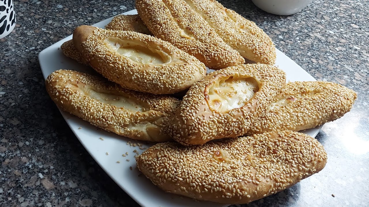 فطاير الجبنه اللذيذه بالسمسم 