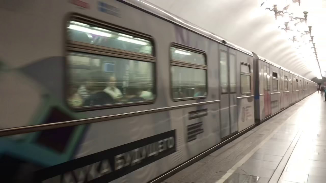 Двигатель поезда метро