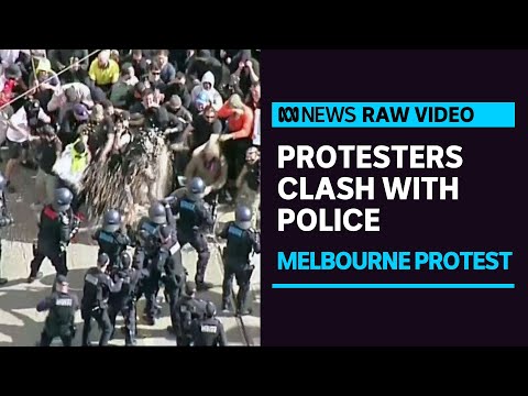 Lockdown protesters clash with police in Melbourne | ABC News