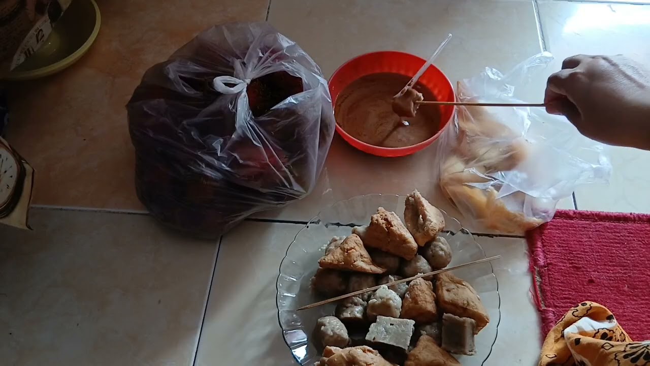 Makan bakso tusuk jualan tante cantik || Ungkep ayam untuk anak2 sambil masak ketan dan ikan kecil2