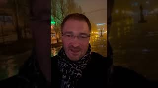 Александр Милеев в леопардовом шарфике прокатился на трамвае и делится впечатлениями с горожанами