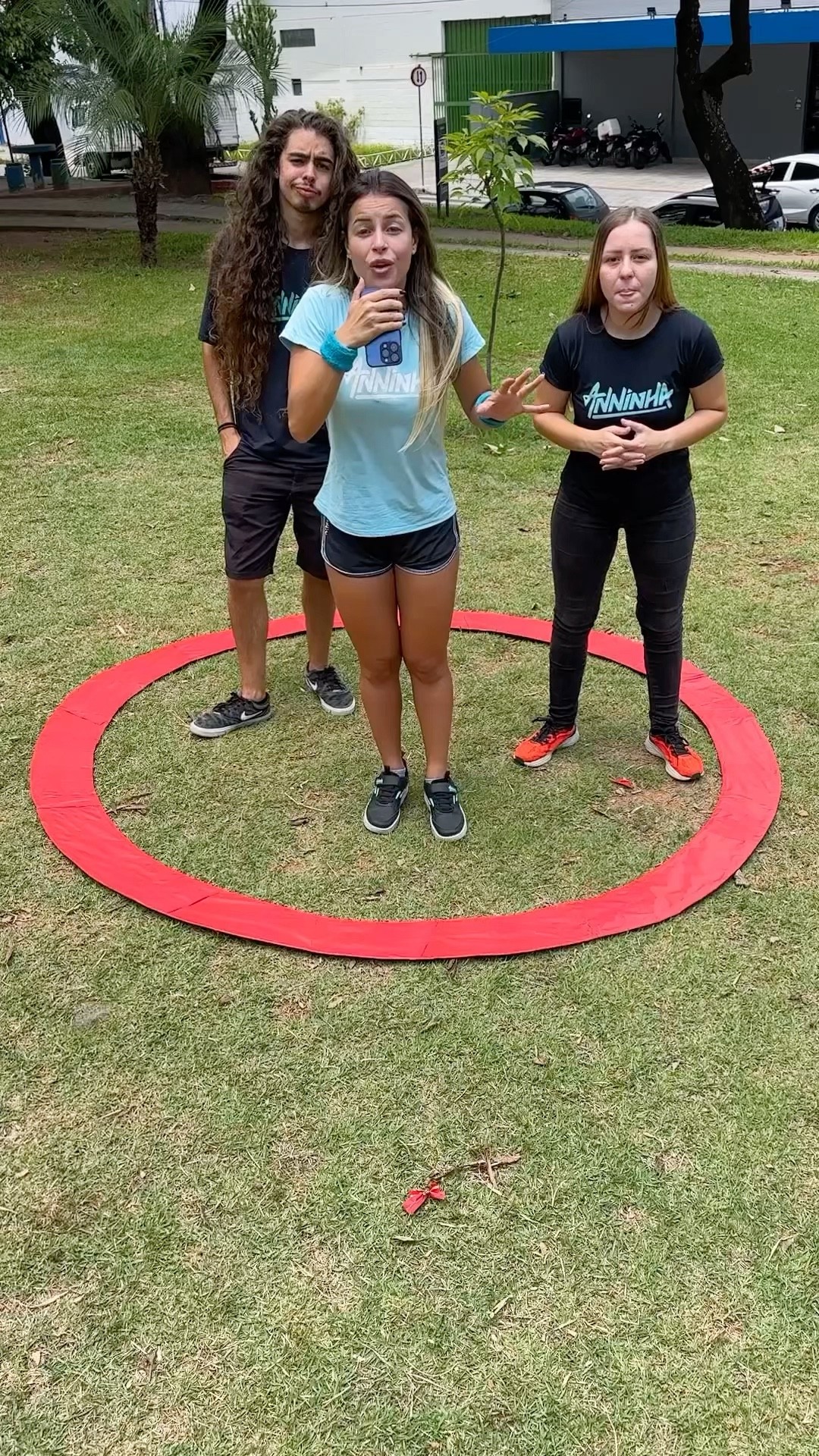 WHOEVER LEAVES THE RED CIRCLE LAST, WINS!!