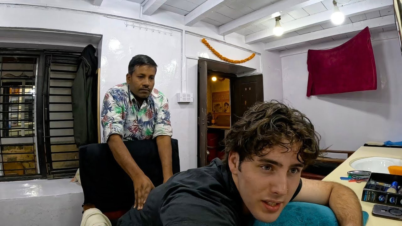 Непальский парикмахер использует свои волшебные пальцы🇳🇵