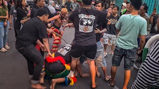 Keributan Depan Punden Pembarong Mengamuk Jaranan PUTRA SURYA Pakelan