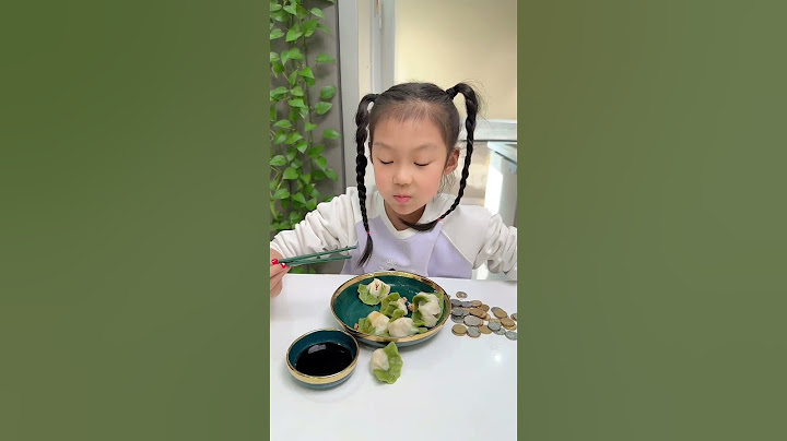 My girl likes to eat coins when eating dumplings #funny #fatherdaughtershow #cute #fatherdaughter