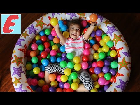 ემილია გასაბერ აუზში ერთობა ფერადი ბურთებით