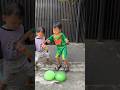 Berebut balon kembar hijau 😵💫😂😆 #shortvideo #meletuskanbalon #bermainbalon #balloon