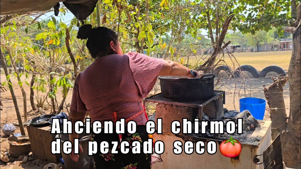 Mi mama haciendo la salsa de el pescado🍅🐟