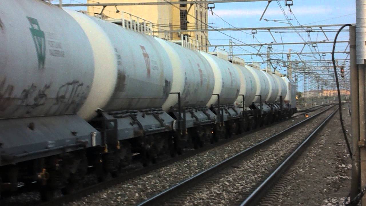 Renfe Mercancias - 253 con cisternas de cemento y tolvas en Casetas