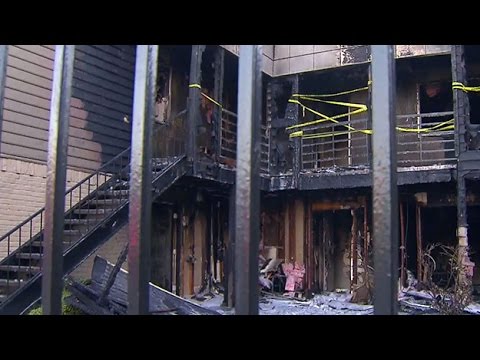 Residents Escape Dallas Apartment Fire - YouTube
